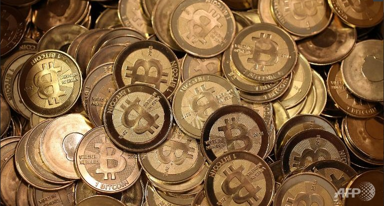 Bitcoin 錢幣與市場新聞配圖