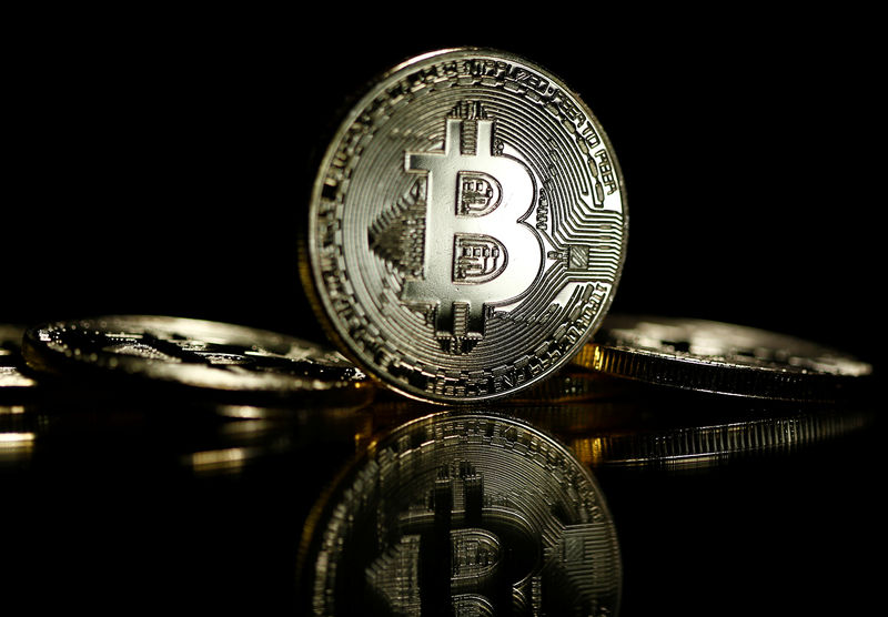 Bitcoin 錢幣與反光背景配圖